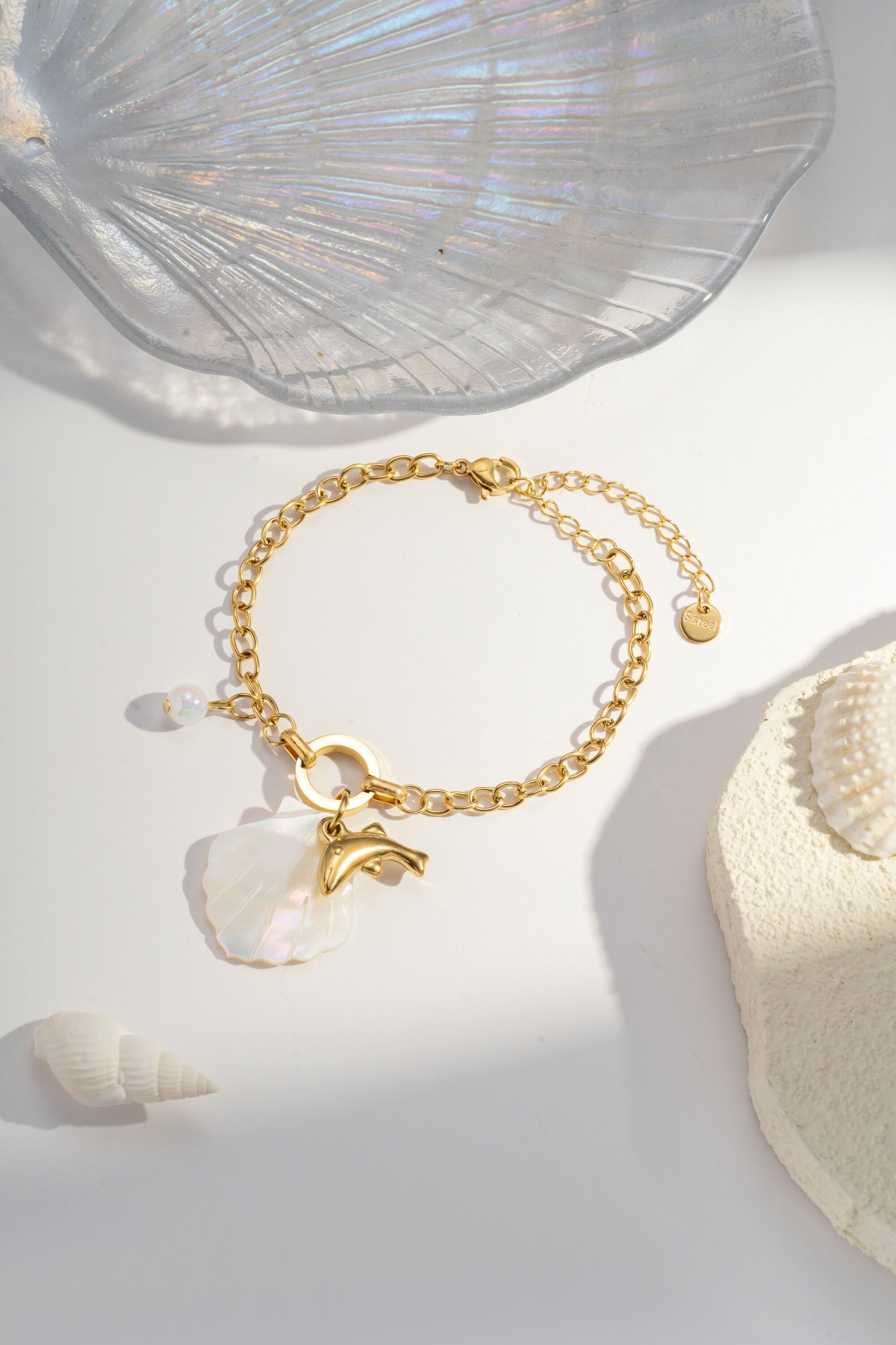 Mother-of-pearl & dolphin charm bracelet – fine pearl – gold-plated stainless steel