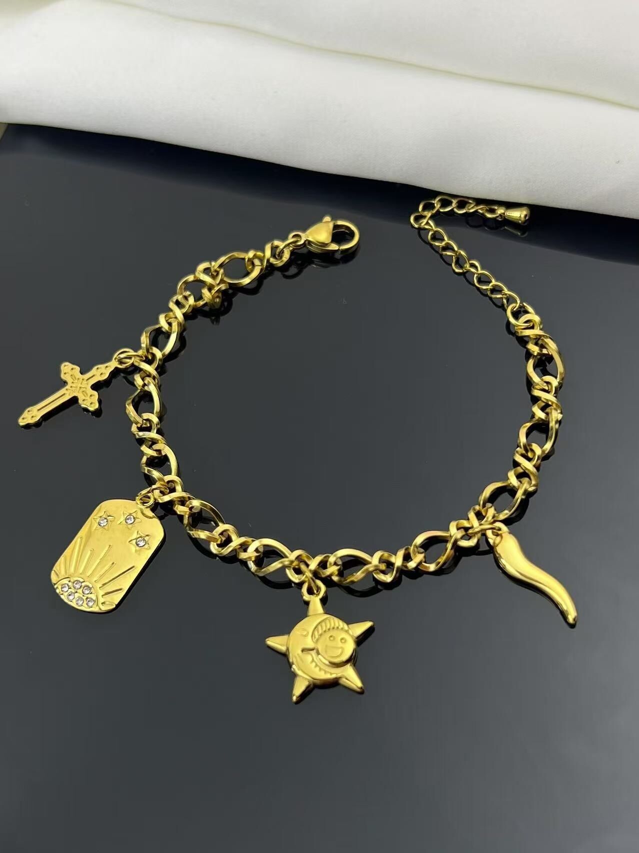 Pulsera de acero inoxidable con dijes de estrellas y símbolos