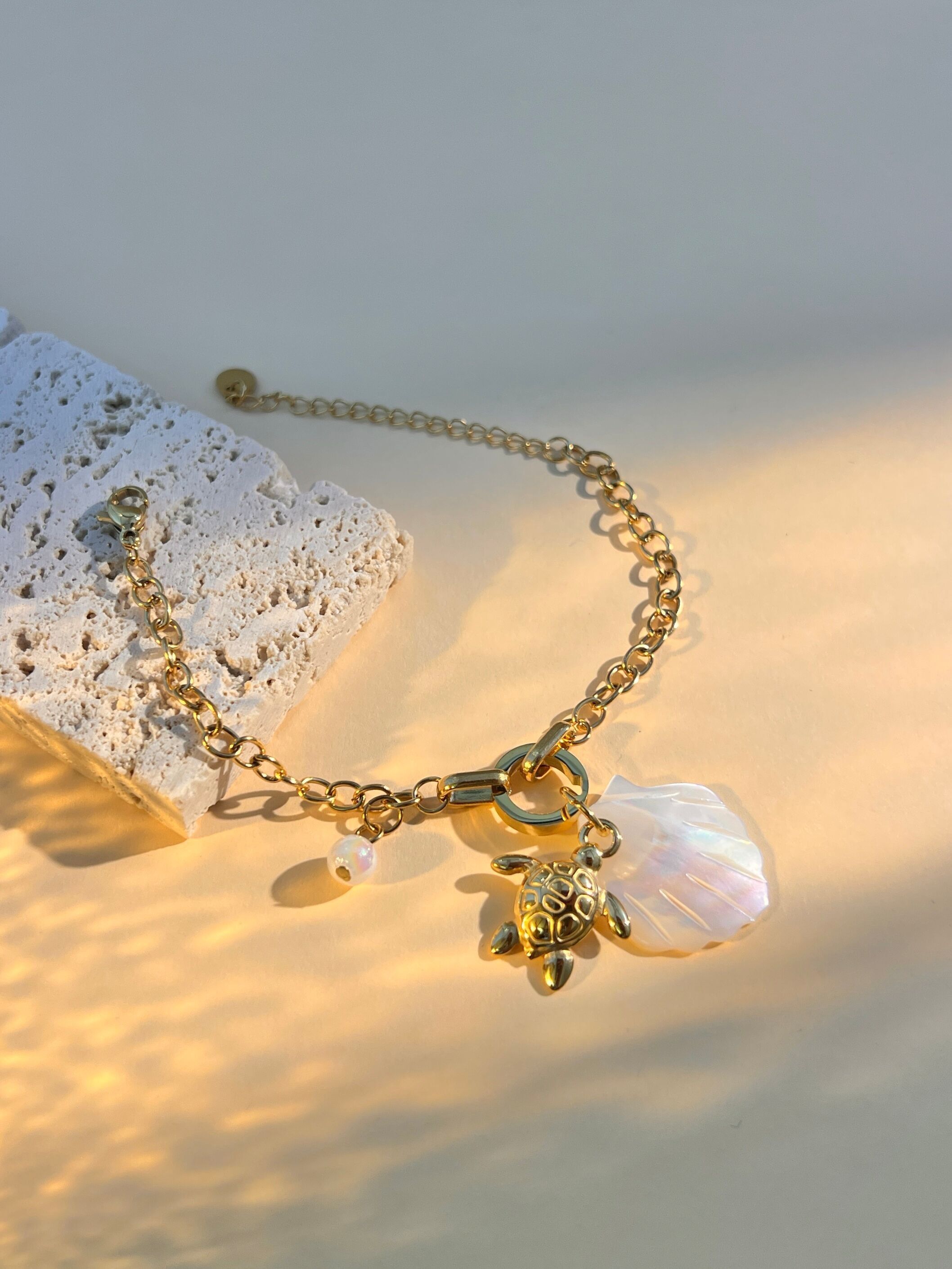 Pulsera de acero inoxidable con dije de doble vuelta