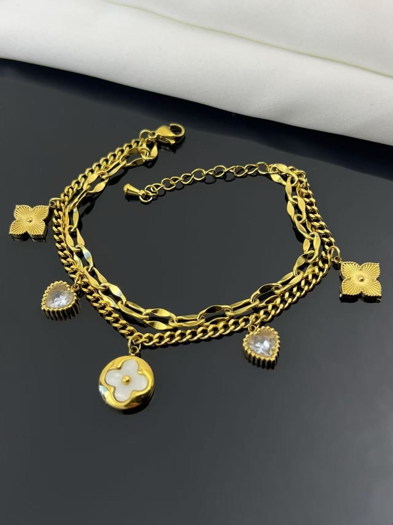 Pulsera de doble vuelta con dije de flor y corazón