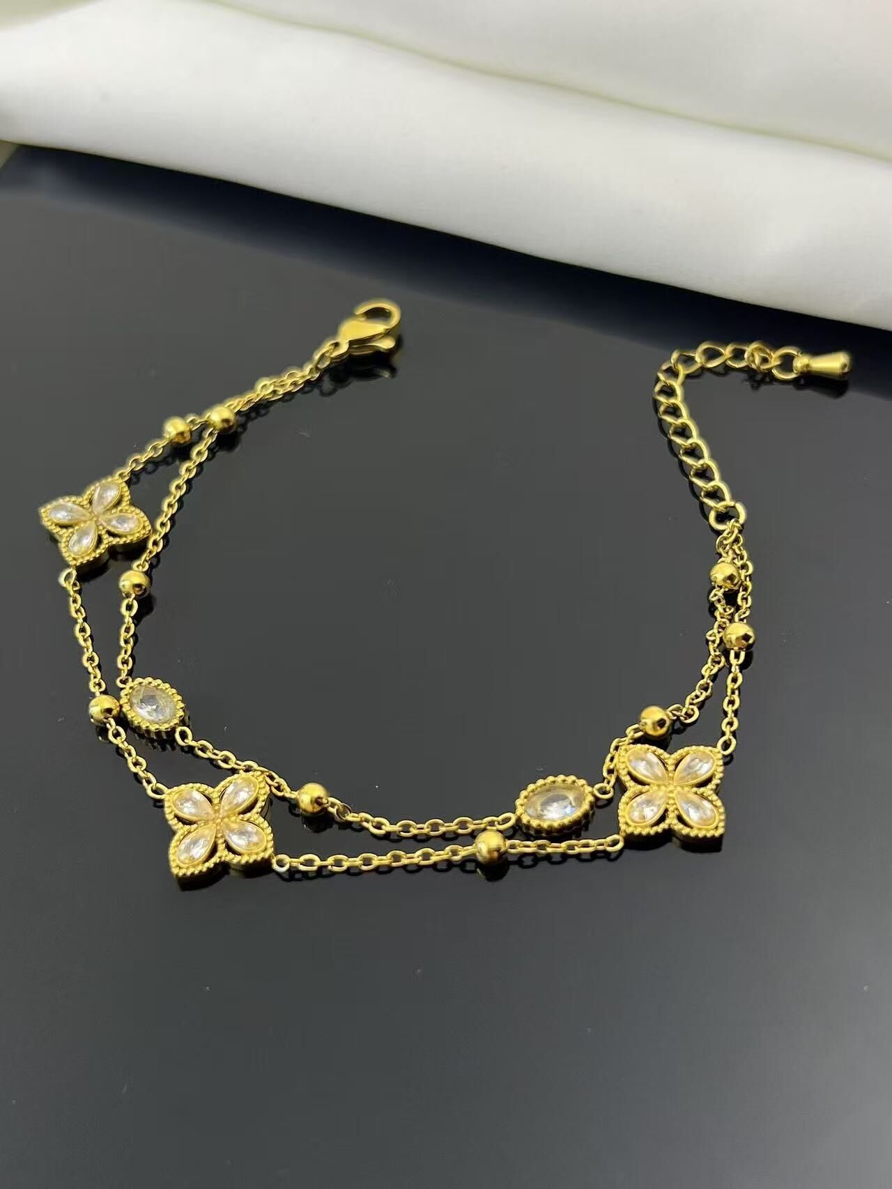 Pulsera de doble vuelta con flores y cristales en acero inoxidable