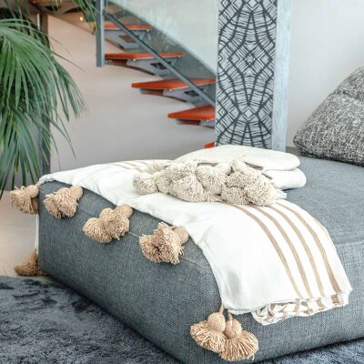 Handmade Throw with Tassels – Cozy & Boho Style Blanket