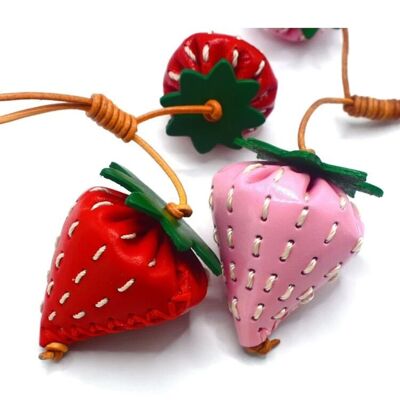 Porte-clés en cuir grainé fait main avec breloques de sac en forme de fraise