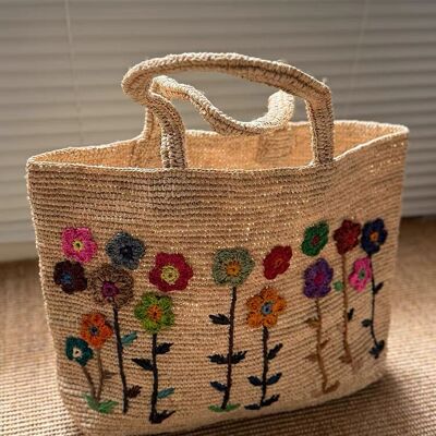 Bolso tejido de rafia con flores de crochet