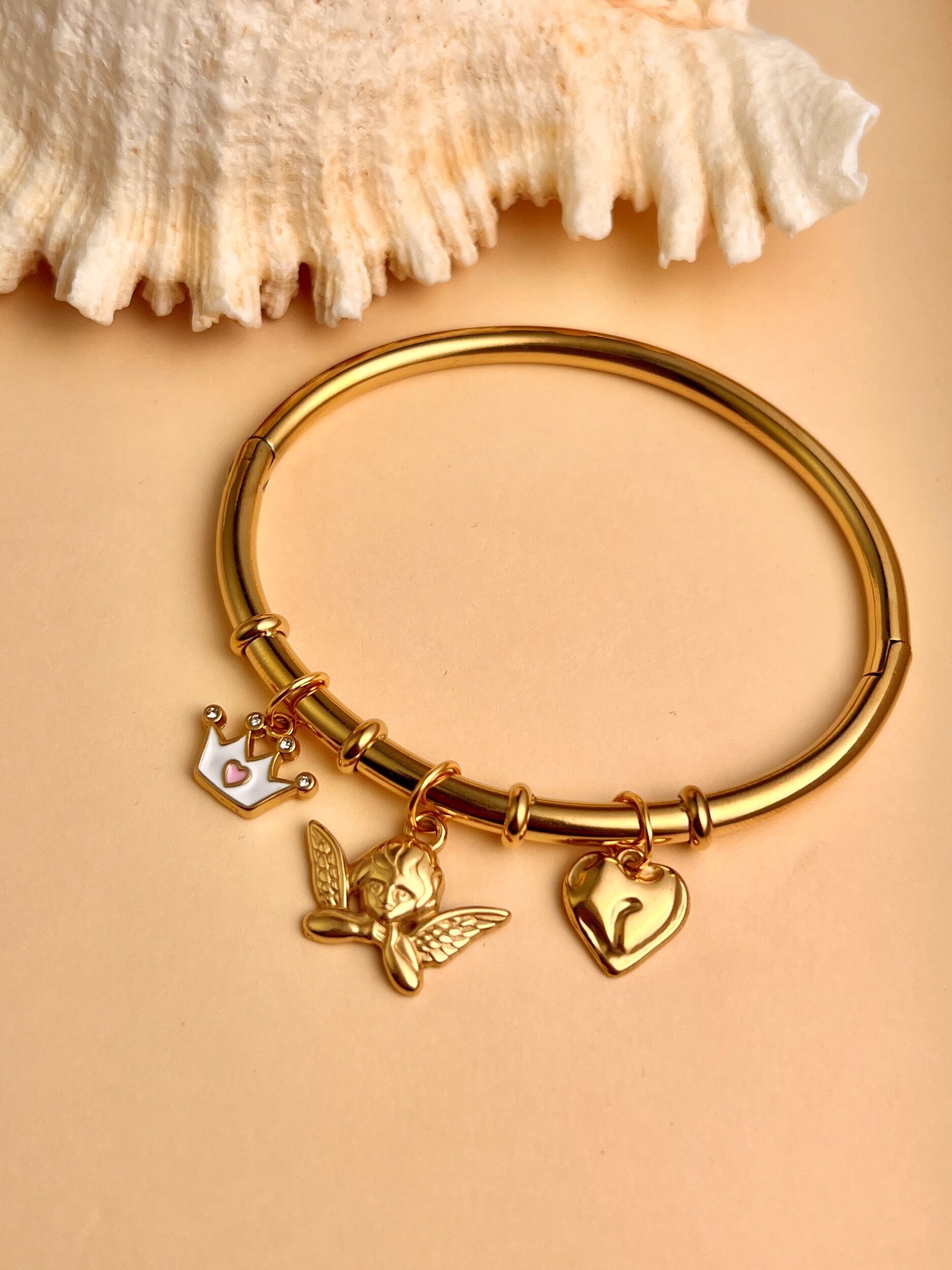 Pulsera de acero con dije de ángel, corona y corazón