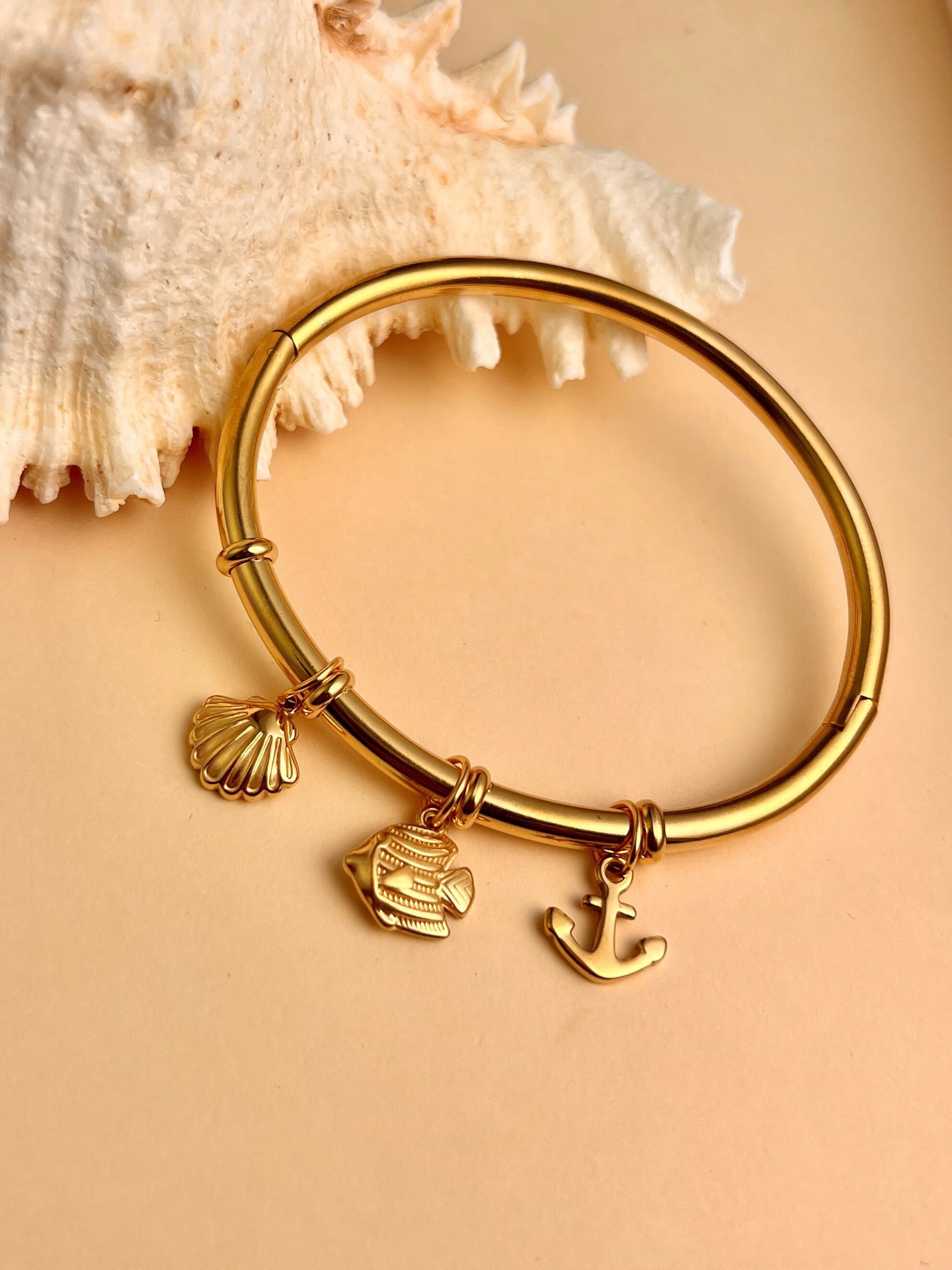 Pulsera de acero con dijes de concha, pez y ancla