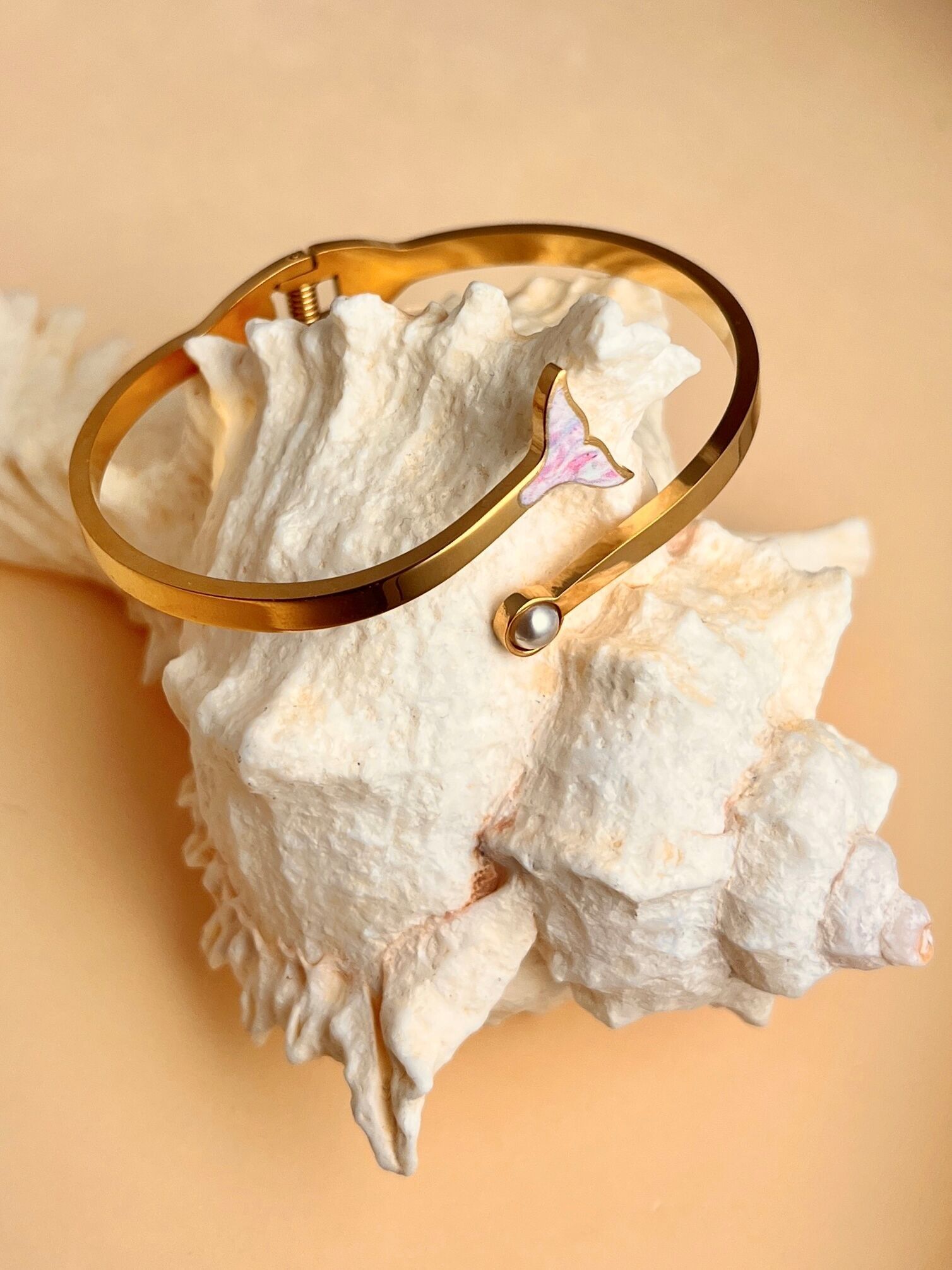 Pulsera de acero con cola de sirena y perlas