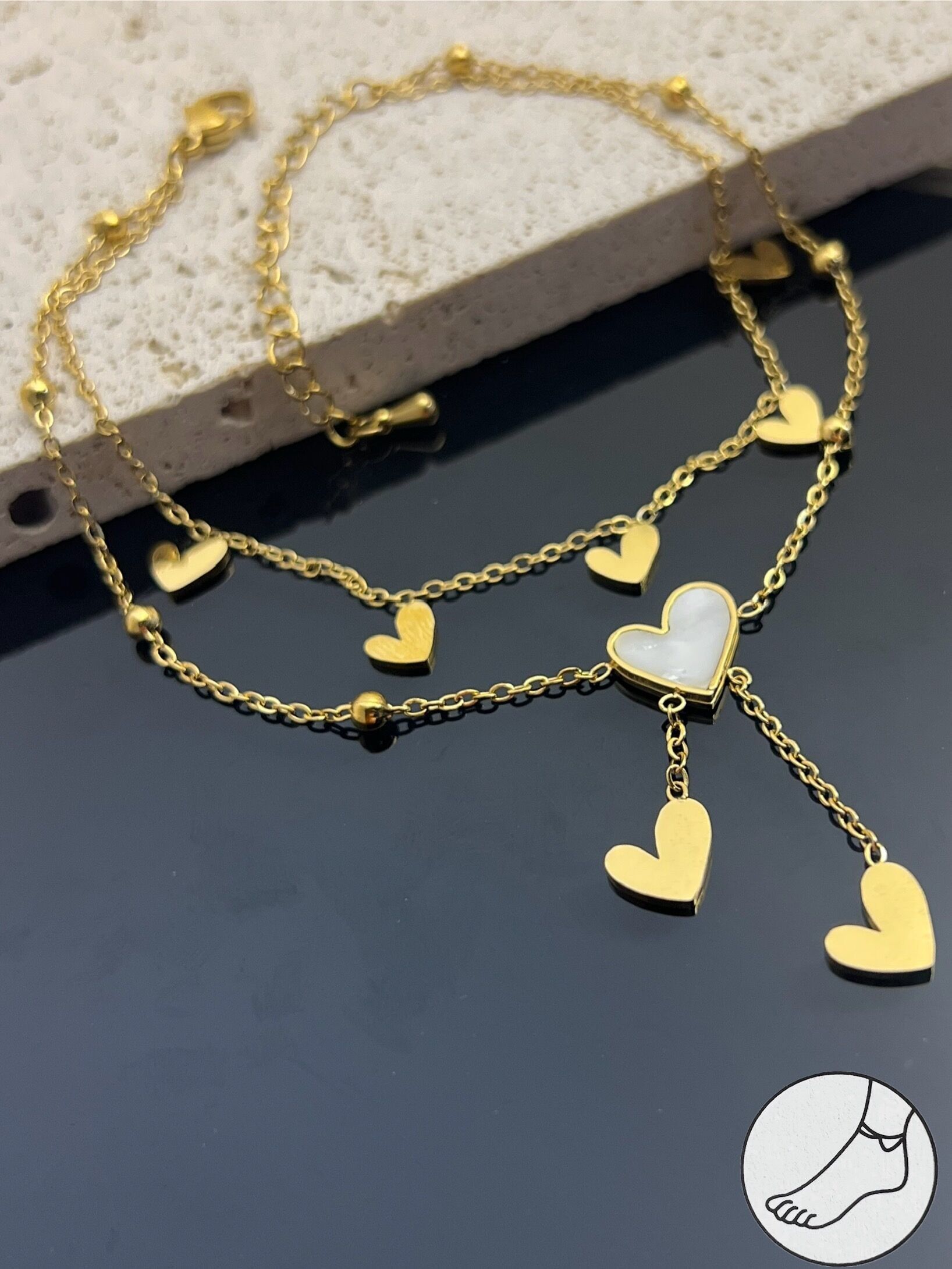 Tobillera de acero con corazones dorados y nácar