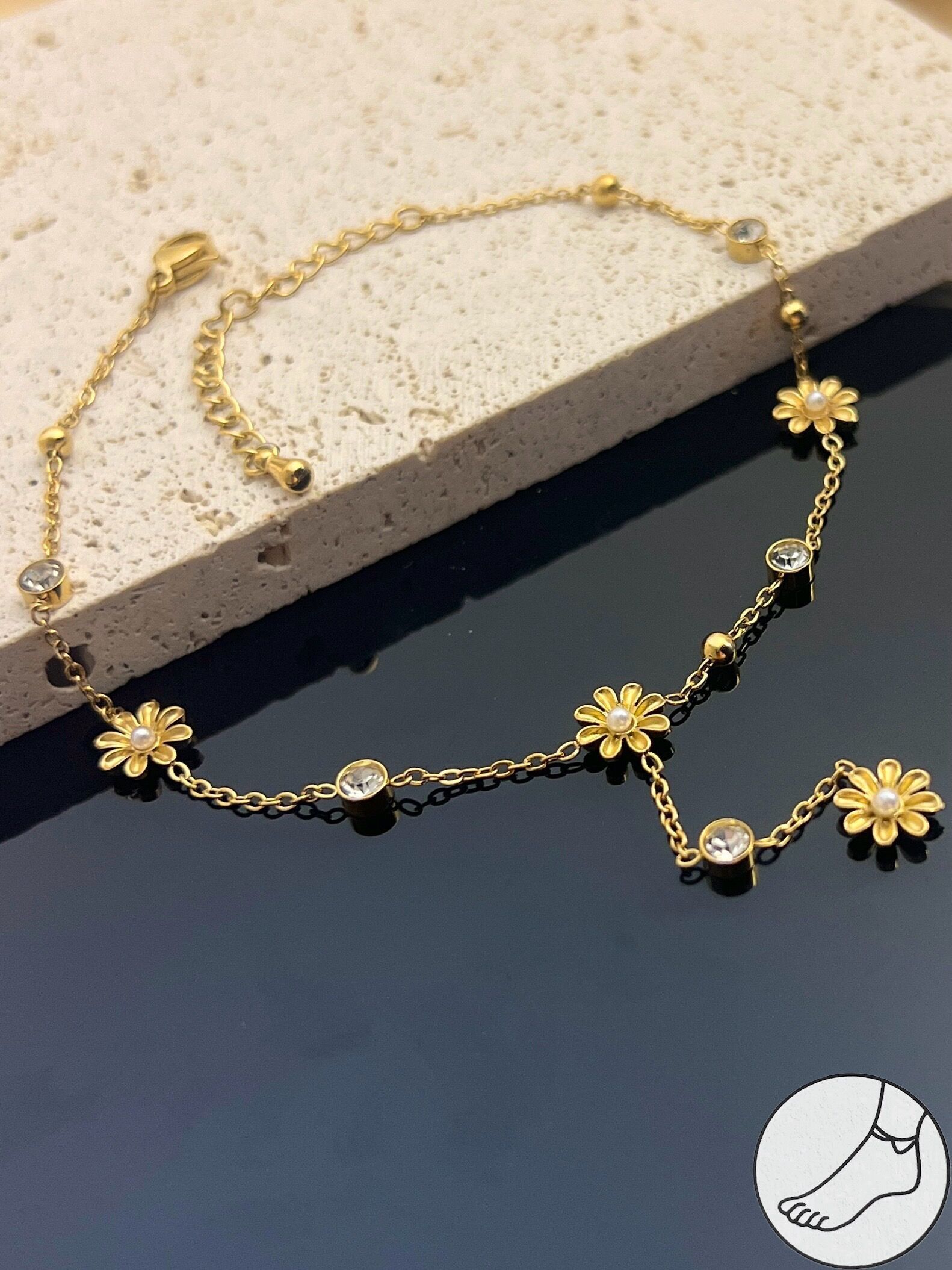 Tobillera con flor dorada y colgantes de acero