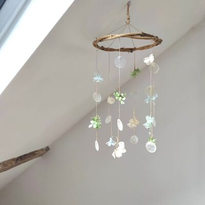 Mother-of-pearl and hydrangea mobile - Green / water green / Cream - Dried flowers - Medium