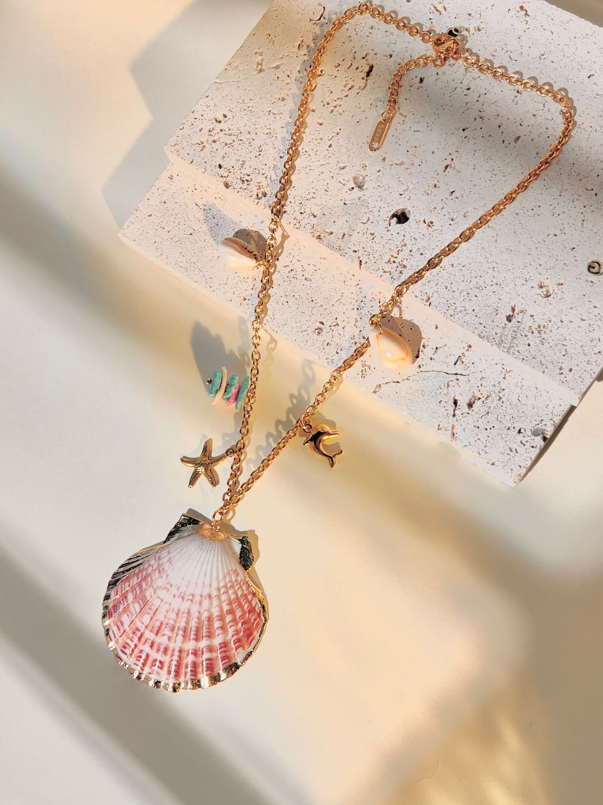 Collar con colgante de concha marina y dijes marinos