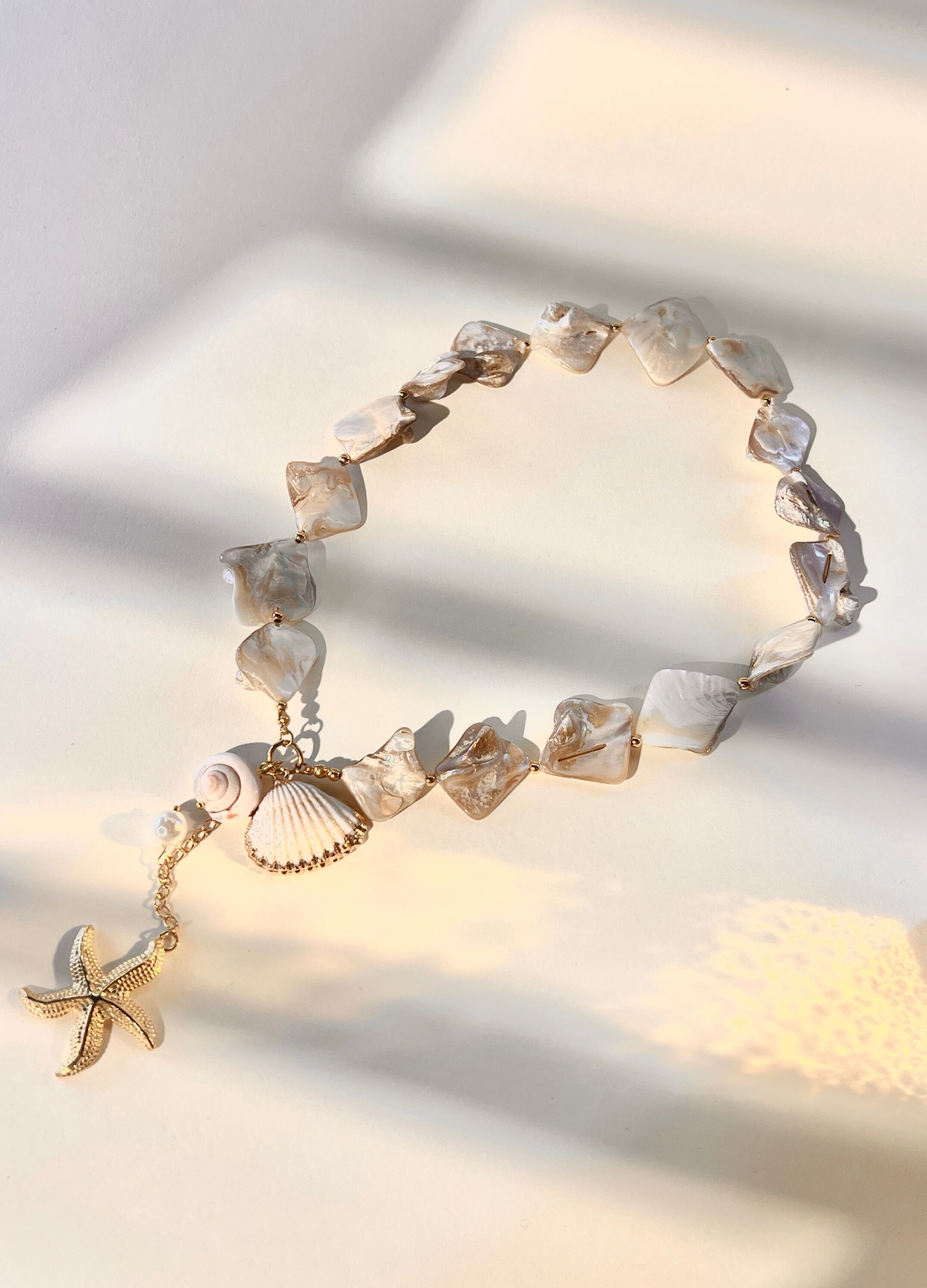 Collar de conchas y estrellas de mar – Nácar natural