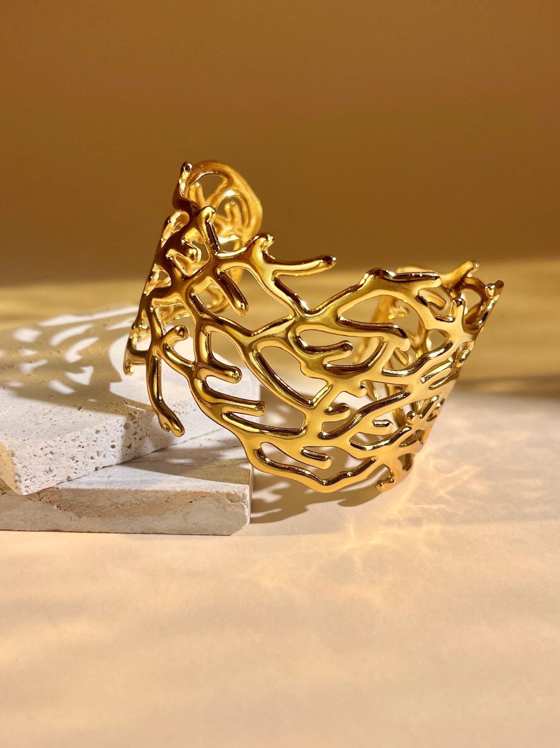 Brazalete de oro calado: elegante diseño coral, acero