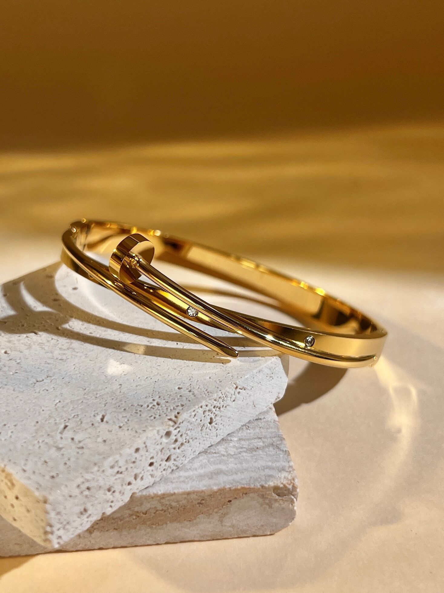 Pulsera de acero inoxidable con diseño de tachuelas