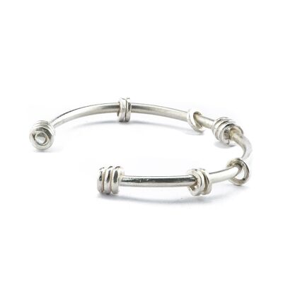 Brazalete de plata de ley hecho a mano con anillos fijos y móviles.