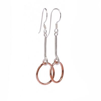 Pendientes colgantes de plata hechos a mano con aros de cobre.
