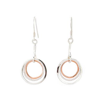Pendientes colgantes hechos a mano con anillos de plata y cobre
