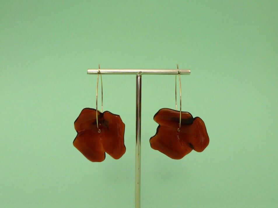 Orecchini a cerchio con fiori pendenti • Cammello