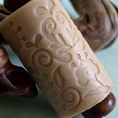 Sapone al dulce su corda con sacchetto