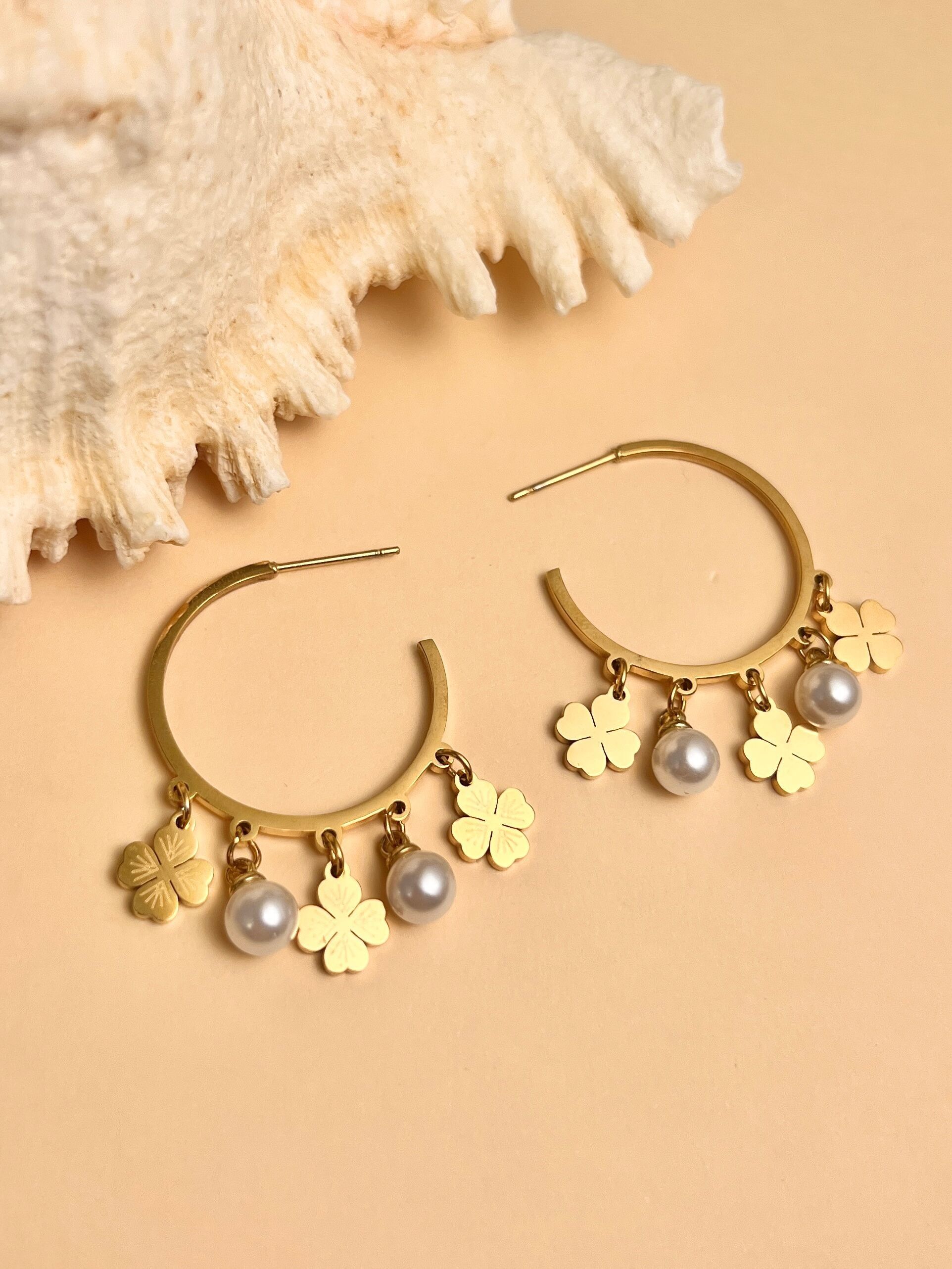 Creole earring with clover pendant charms in steel