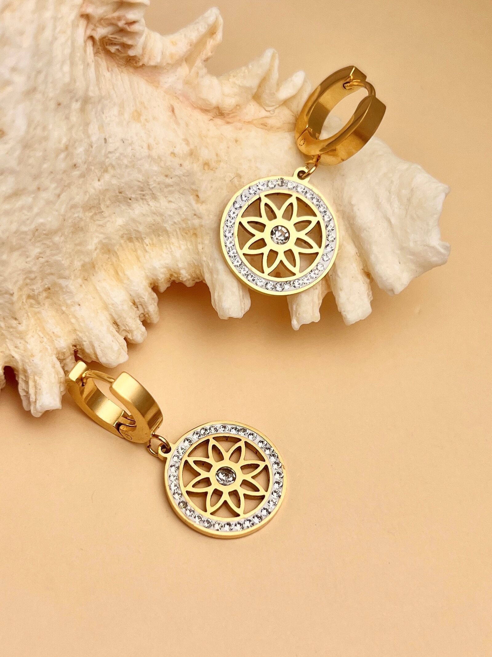 Pendiente de estrella redonda con pedrería en acero inoxidable