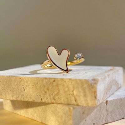 Anillo de acero con corazón de esmalte blanco y pedrería