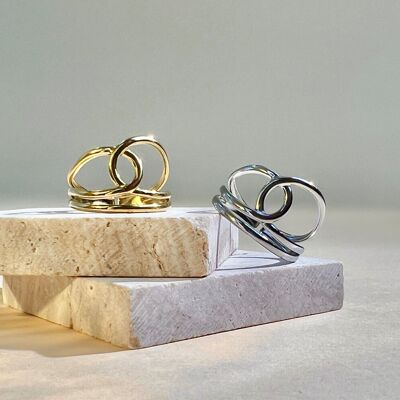 Anillo ajustable de diseño moderno entrelazado en acero.