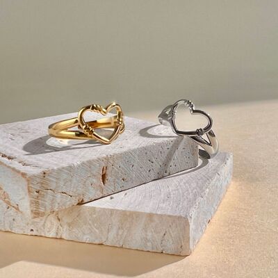 Thin openwork heart ring in steel with a romantic design