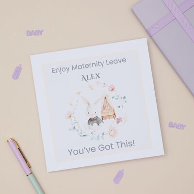 Tarjeta de maternidad personalizada: diseño floral y de conejito