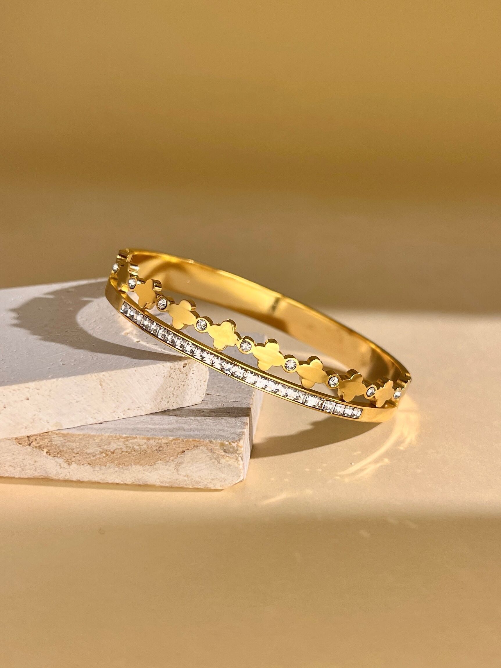 Pulsera de acero inoxidable con trébol y pedrería.