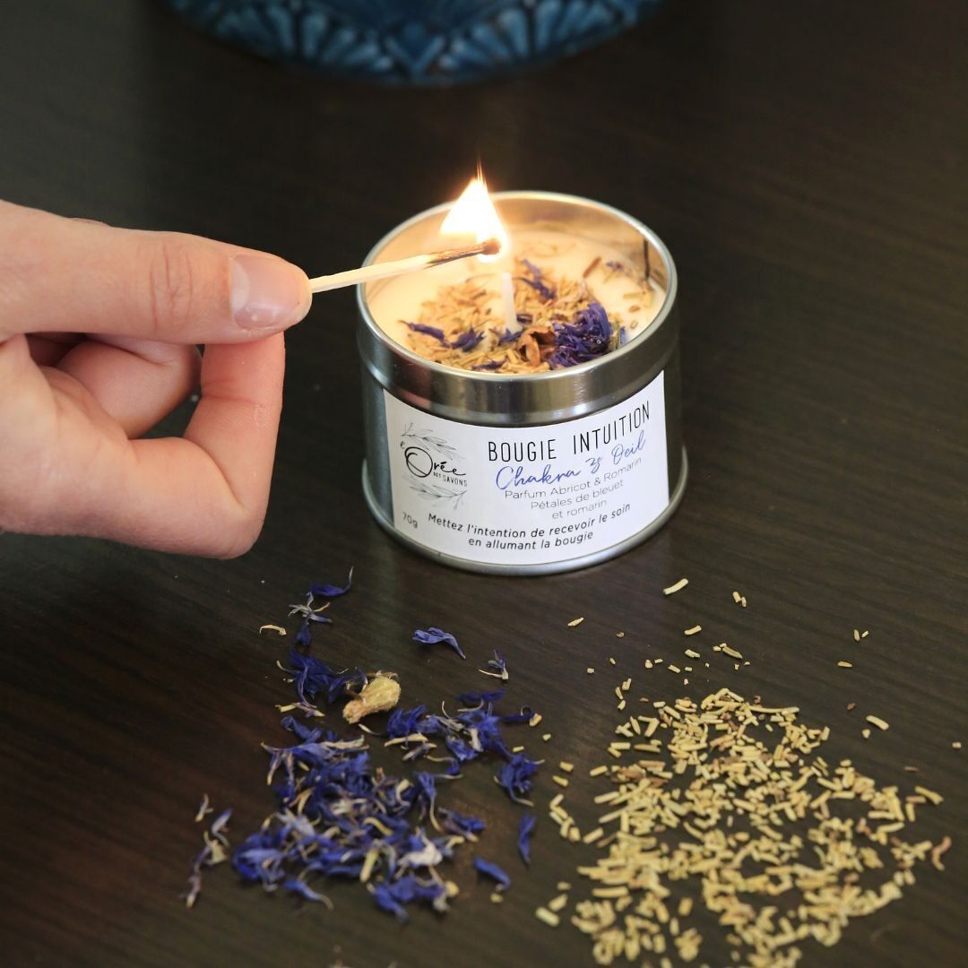 Bougie Chakra 3e Œil - Intuition & Vision - parfum Abricot romarin. Bougie soin énergétique. Bougie bien-être. Bougie fleurie végétale