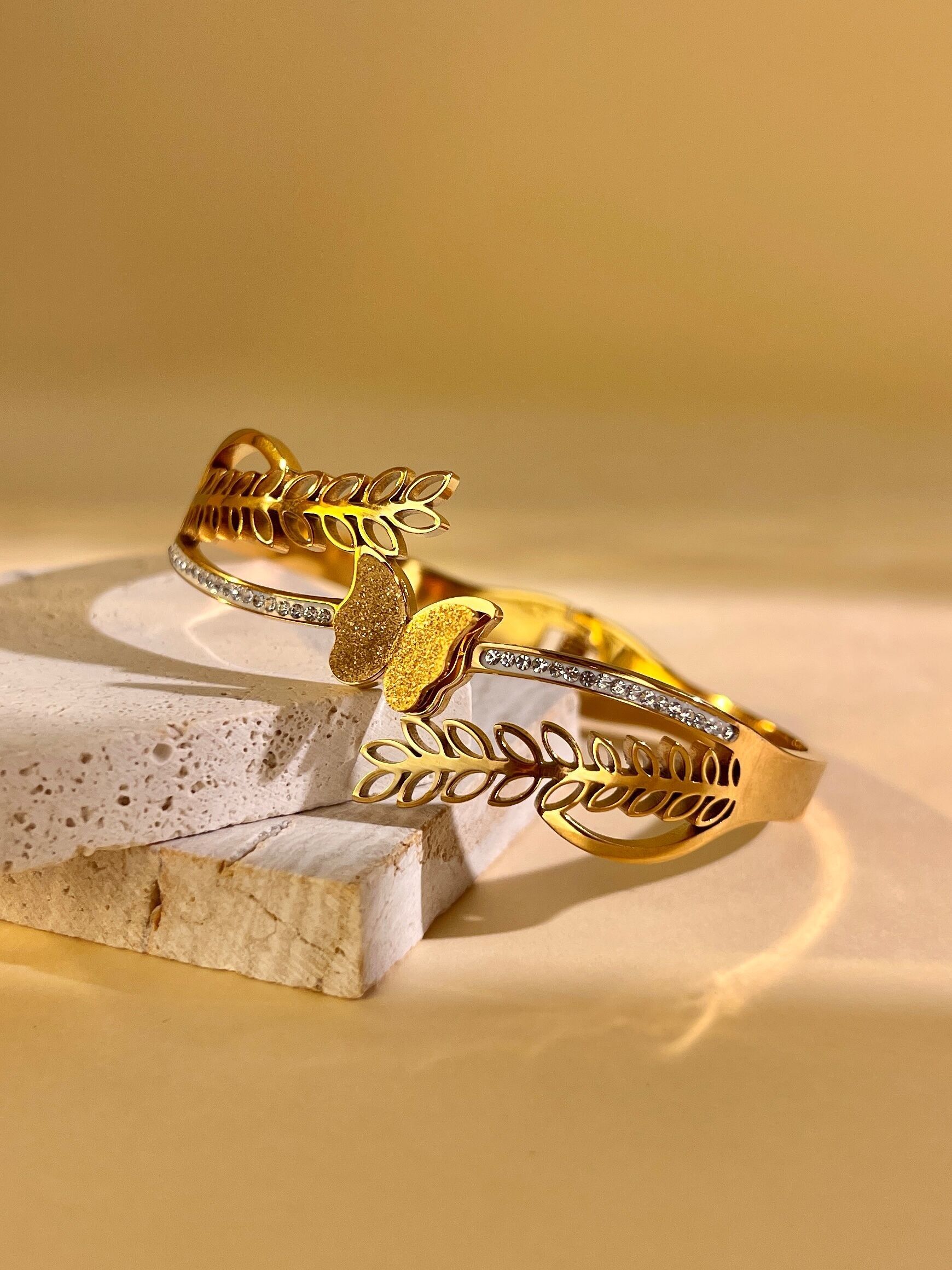 Pulsera de acero inoxidable con motivo de hojas y mariposas