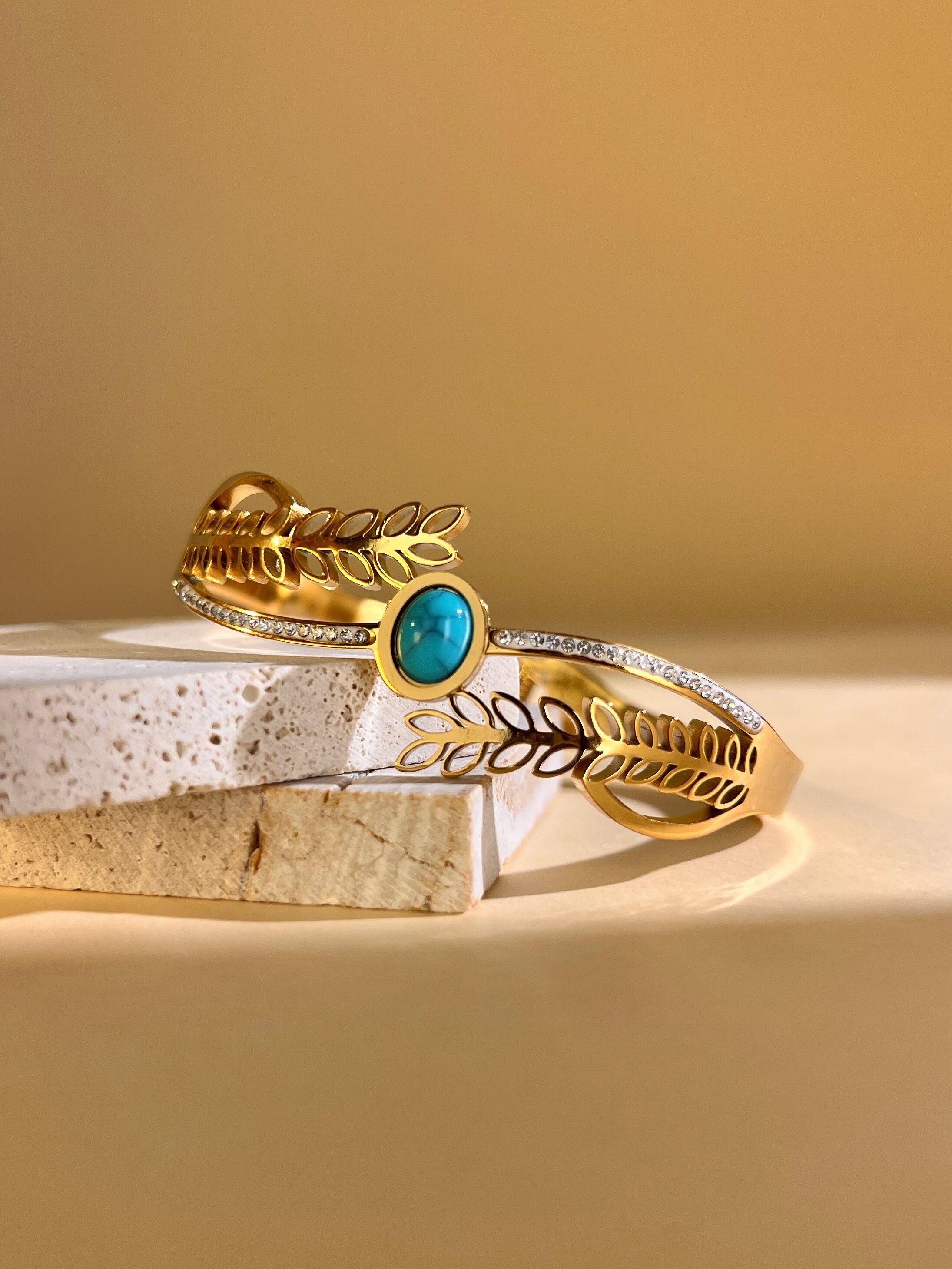 Pulsera de acero inoxidable con hoja de piedra turquesa