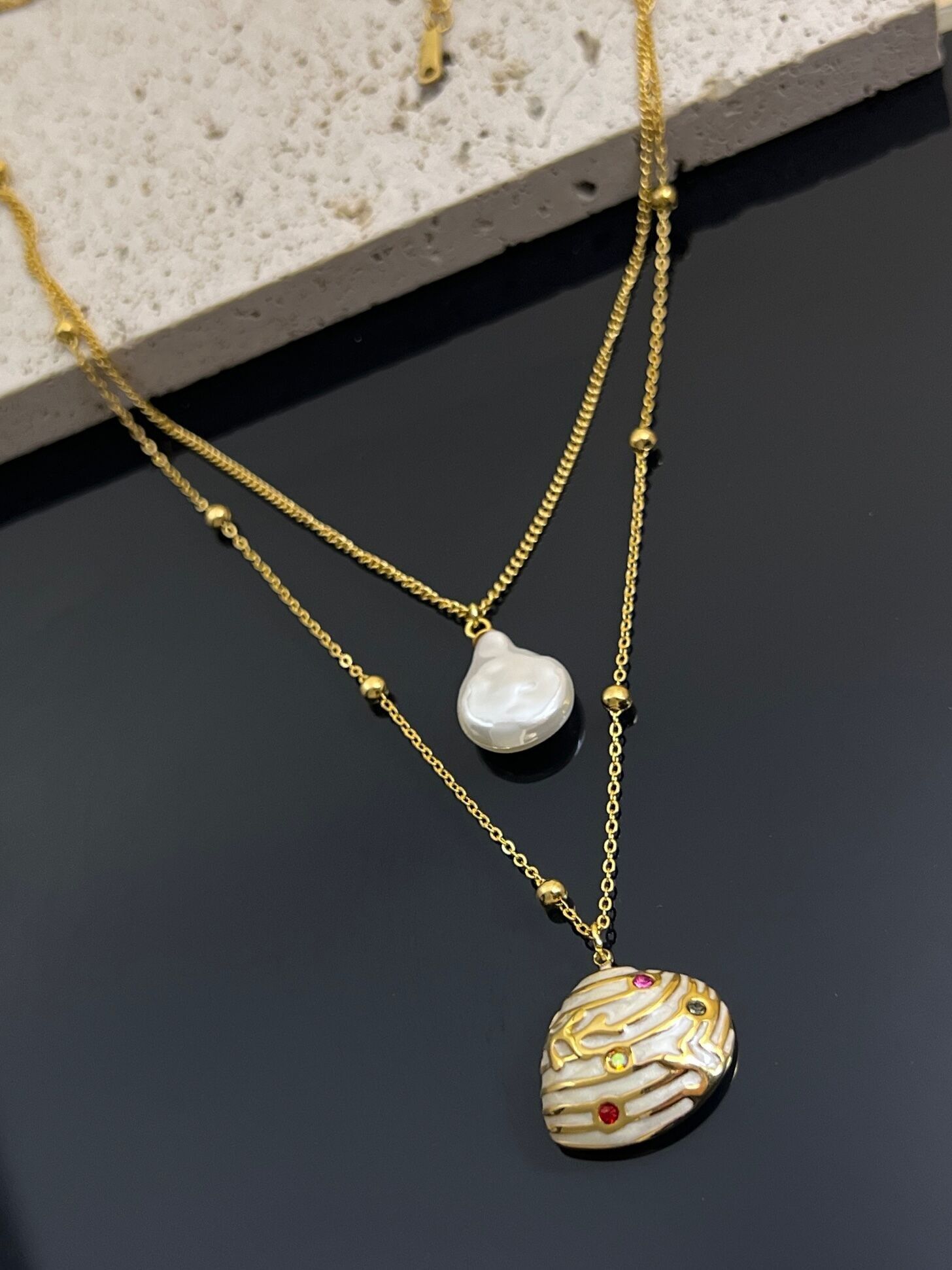 Collar de doble vuelta con colgante de perla y concha