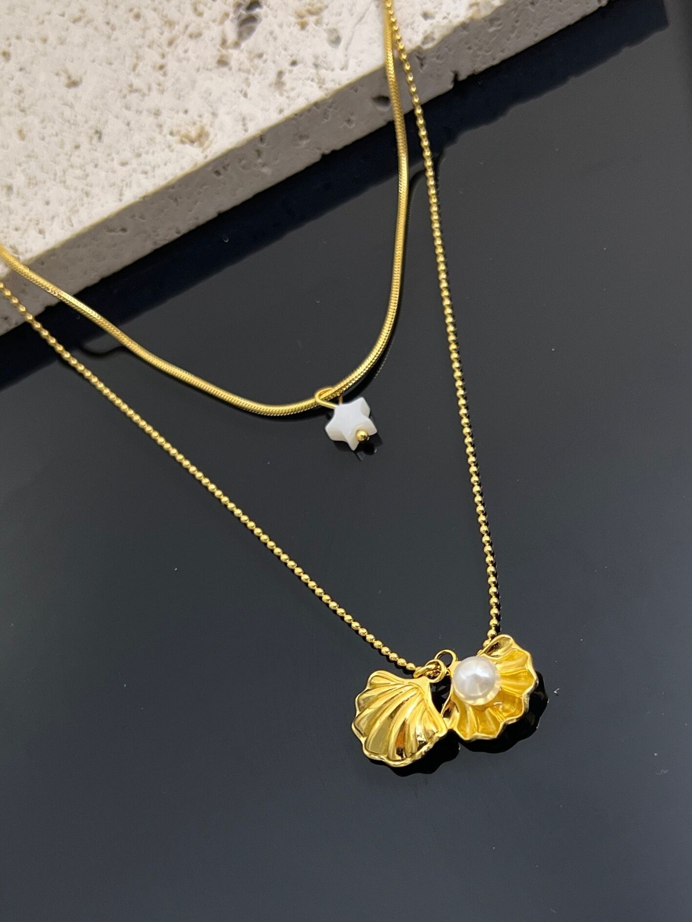 Collar de nácar bañado en oro de doble vuelta con colgante de estrella