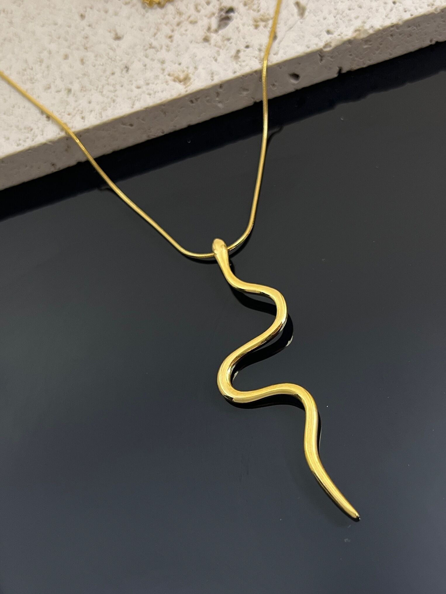 Collar minimalista con colgante de serpiente de acero inoxidable