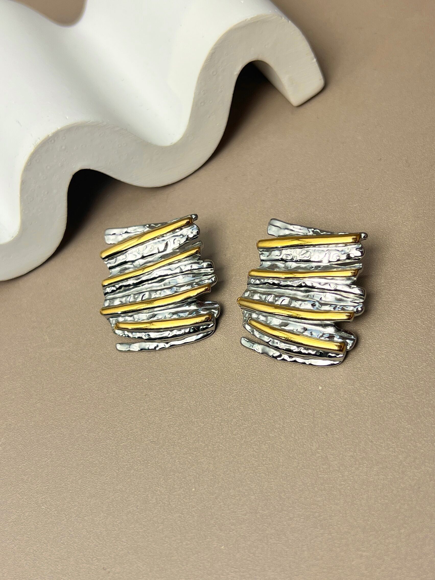 Pendientes de acero con diseño texturizado en dos tonos