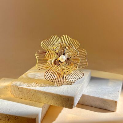 Bague fleur ajourée avec perle centrale ajustable acier