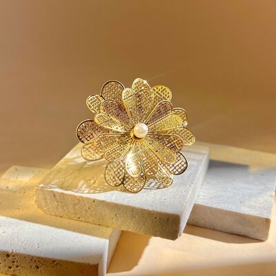 Openwork flower ring with central pearl – stainless steel