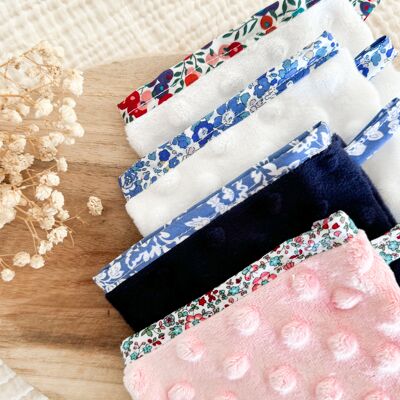 Makeup remover glove (removes makeup with water only)