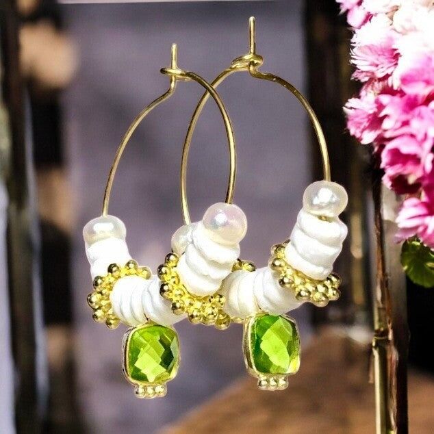 Orecchini creoli dorati "ARIA", pietra peridoto in oro fino, conchiglia e madreperla