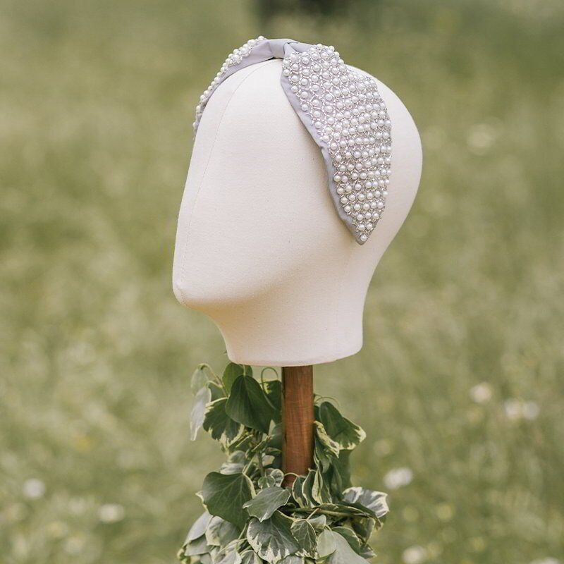 Fascia per capelli Gao con perle grigie