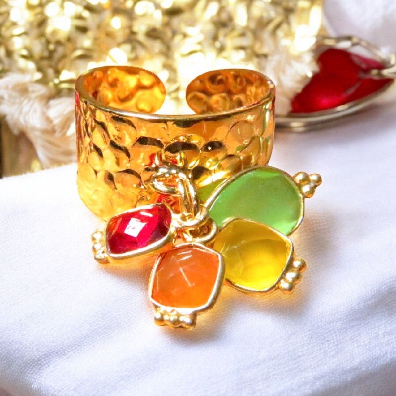 Anello "MARION" in oro fino e dorato con Granato e pietre di Calcedonio verde, giallo e arancio