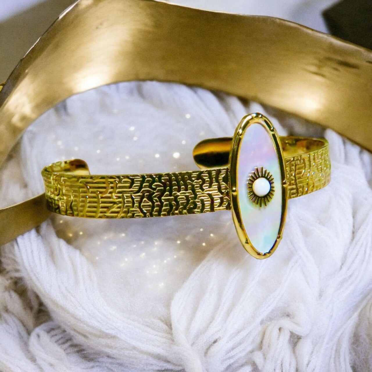 Bracciale dorato "SANDRA" - adattabile con madreperla naturale