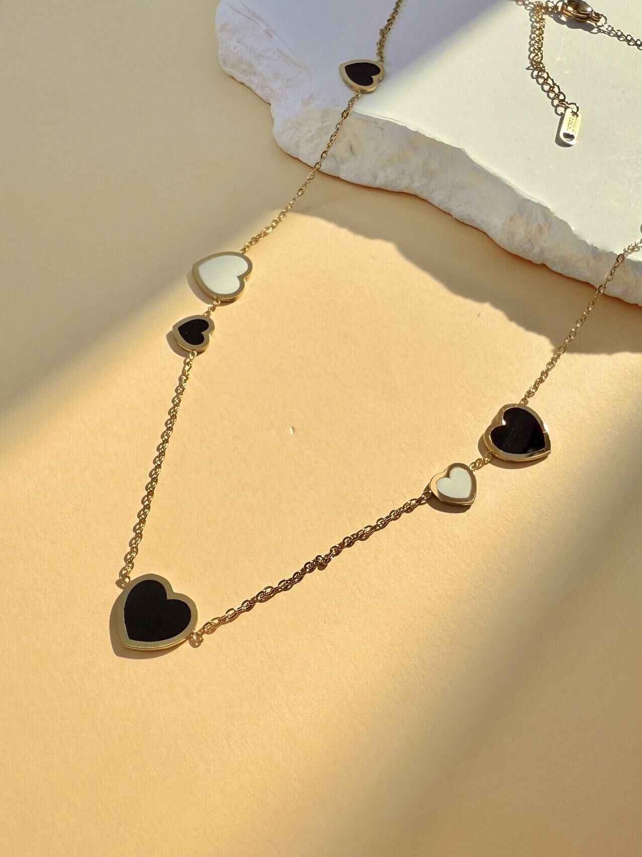 Collar moderno de acero inoxidable con corazón de esmalte blanco y negro