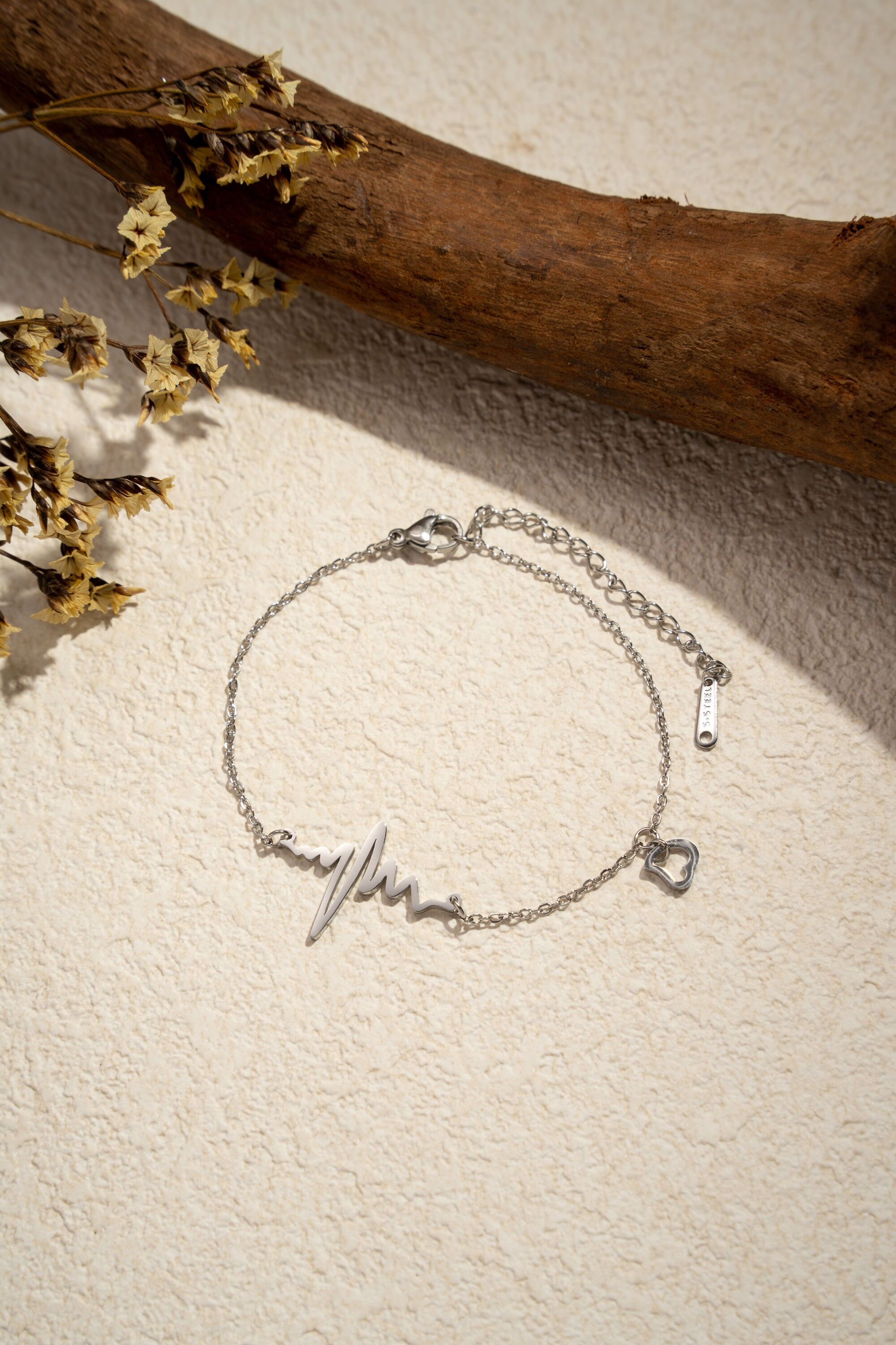 Pulsera de acero inoxidable con motivo de latido de corazón