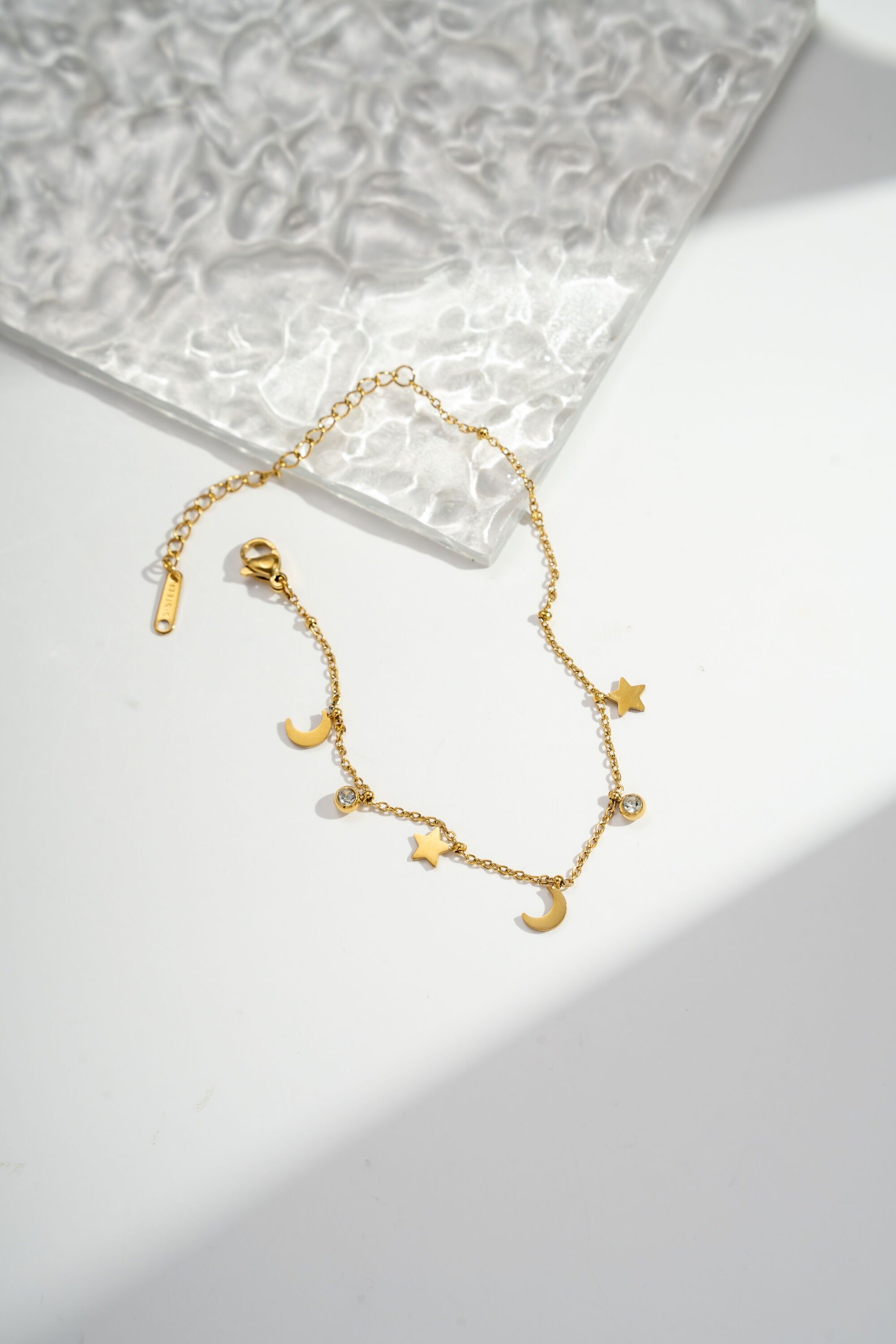 Pulsera con dije de estrella y luna con pedrería de acero