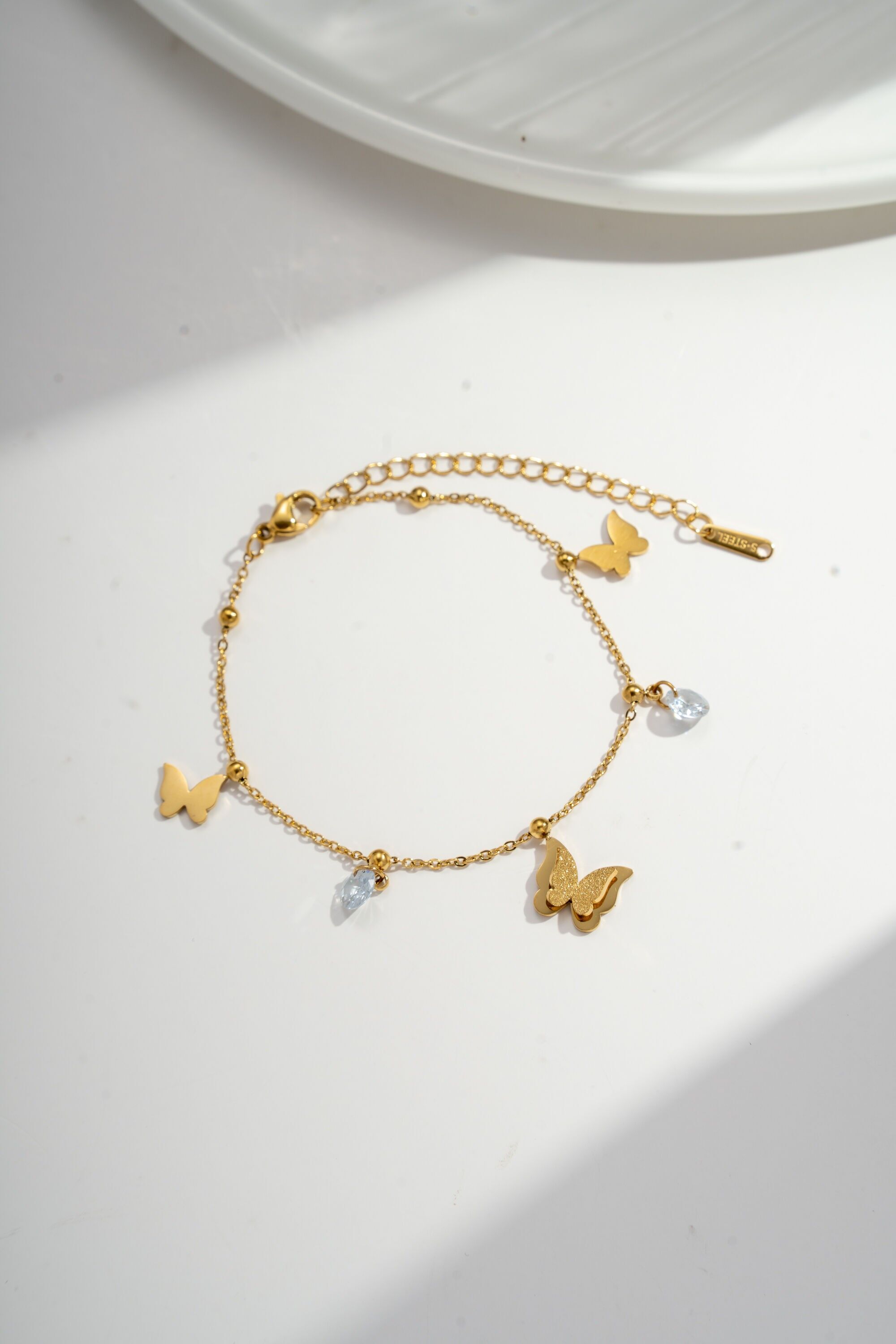 Pulsera de acero inoxidable con dije de mariposa y cristal