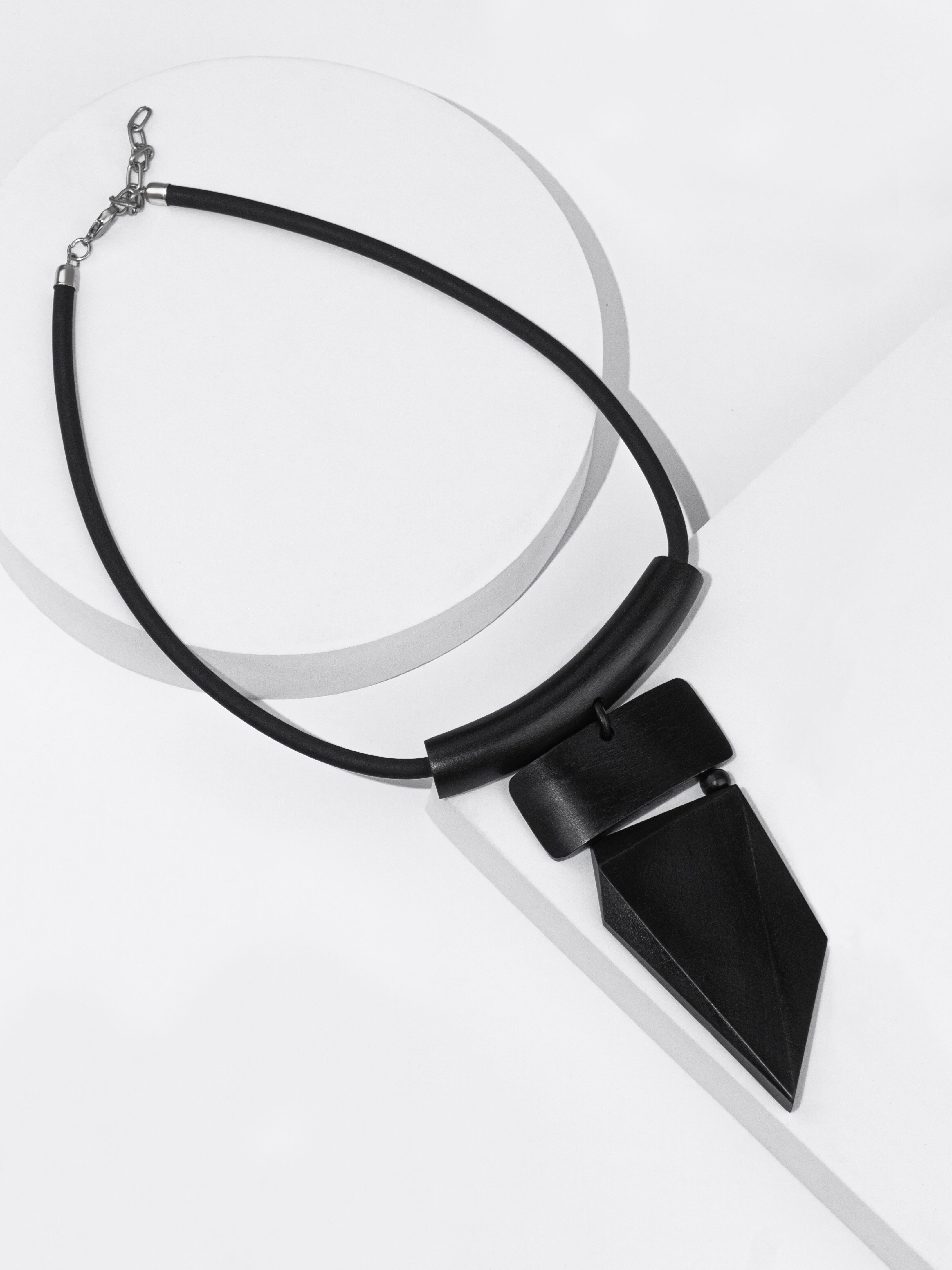 Collier in legno di manguier noir a sfaccettature