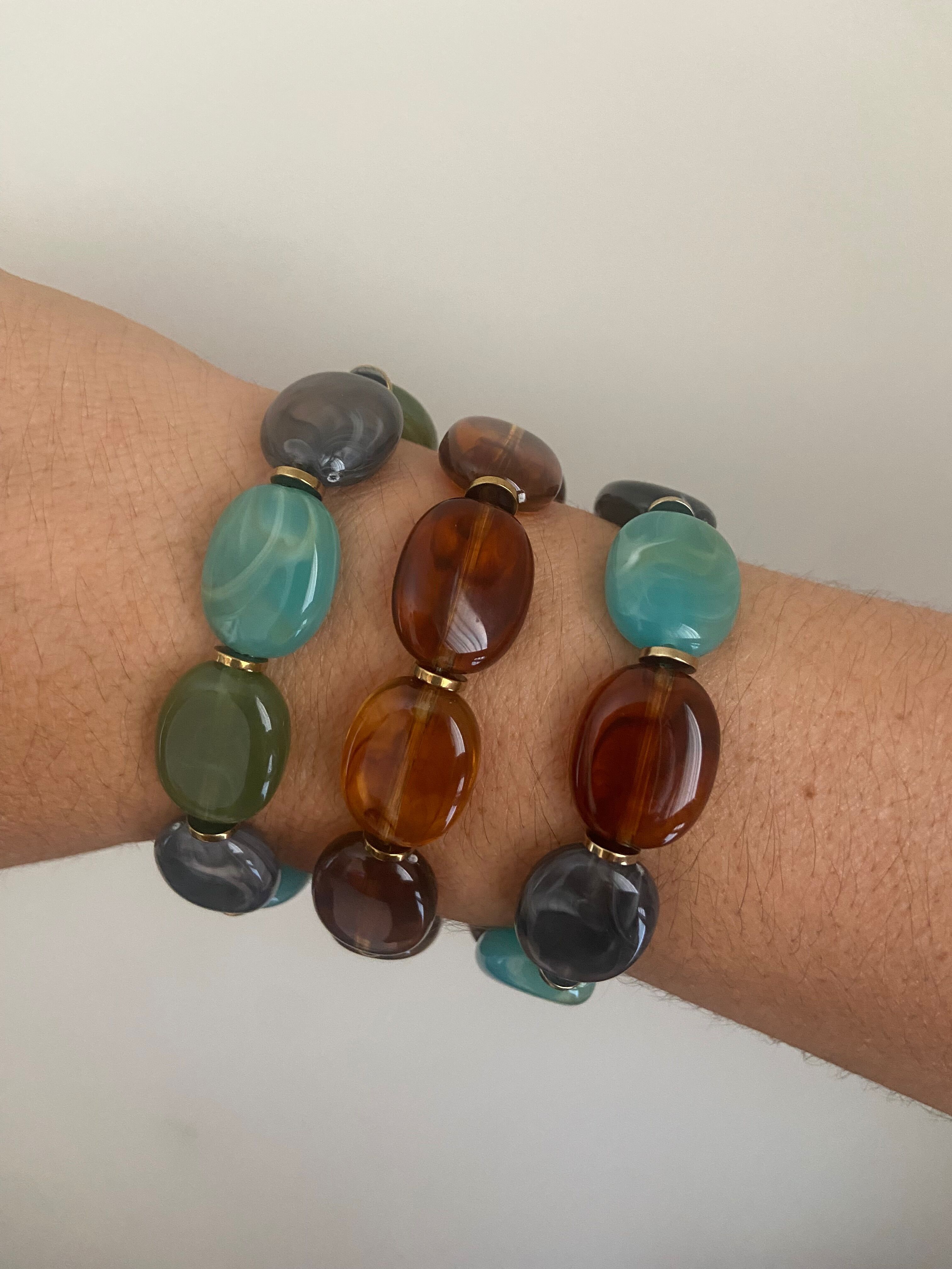 Elastic bracelet with multicolored oval resin beads